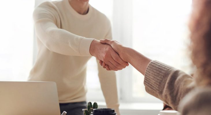 Jak se chovat na pohovoru: Užitečné tipy a triky pro úspěšné dojmy