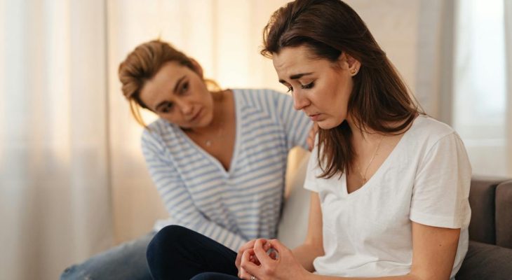 Jak rozveselit smutnou přítelkyni: Tipy a rady pro povzbuzení a potěšení holky