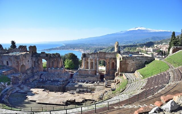 Etna 2026 erupce: Aktuální dopady na lety z Česka a situace na Sicílii