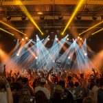 Festivalový dav s hudbou v Česku 2026