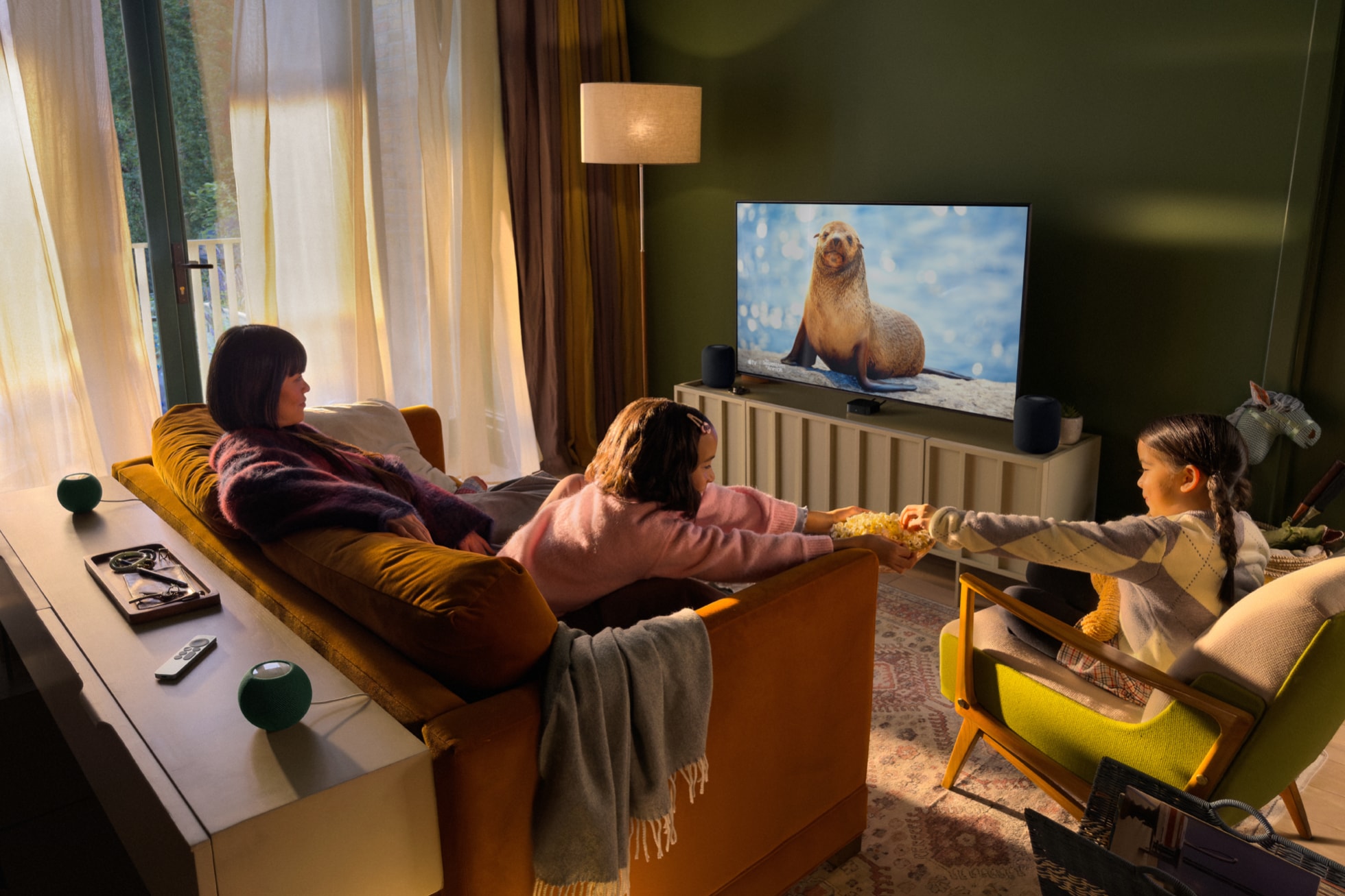 Sestava Apple TV 4K se čtyřmi reproduktory HomePod mini 2 kolem televize