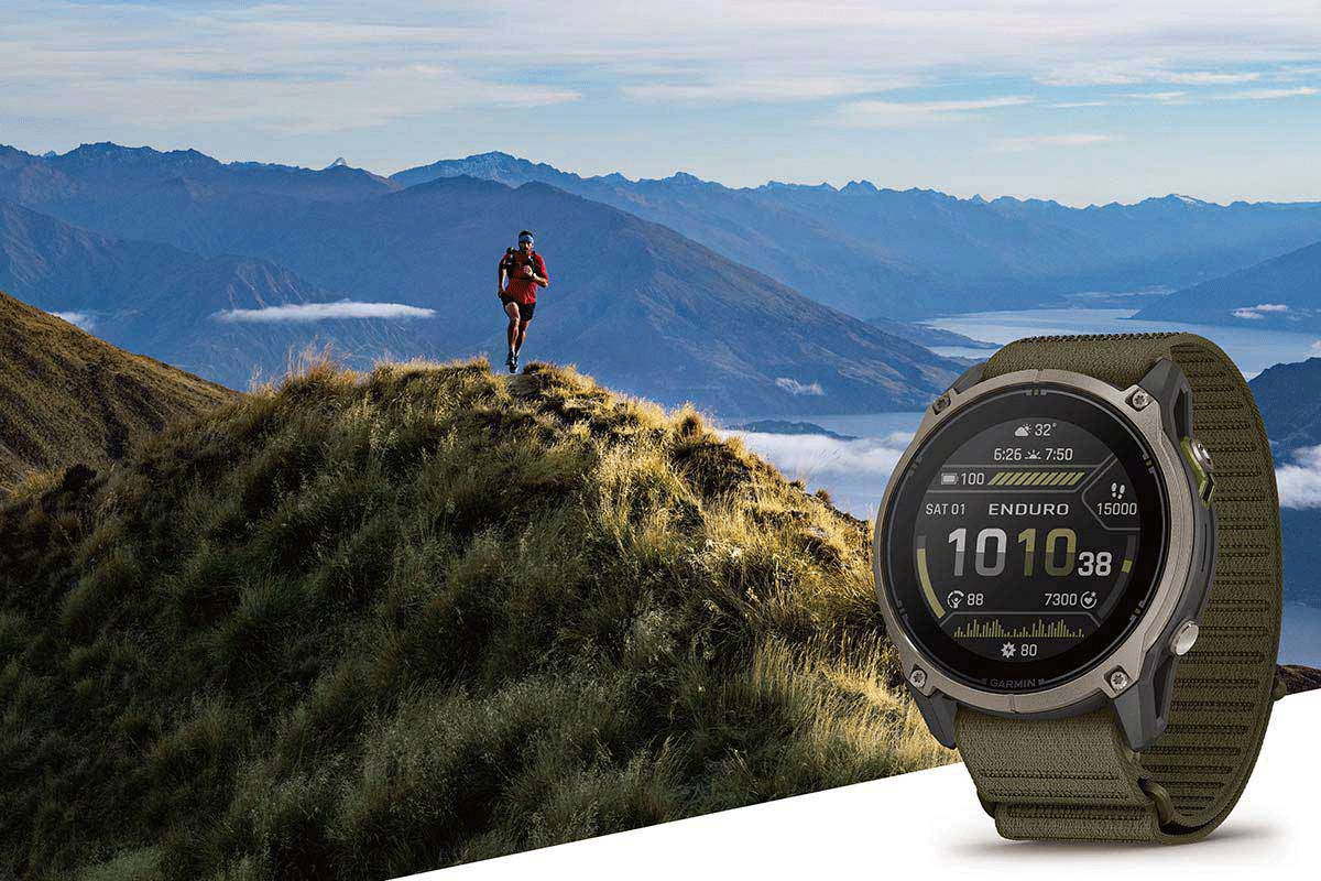 Garmin Enduro 4 s nylonovým řemínkem a běžec na horském hřebeni