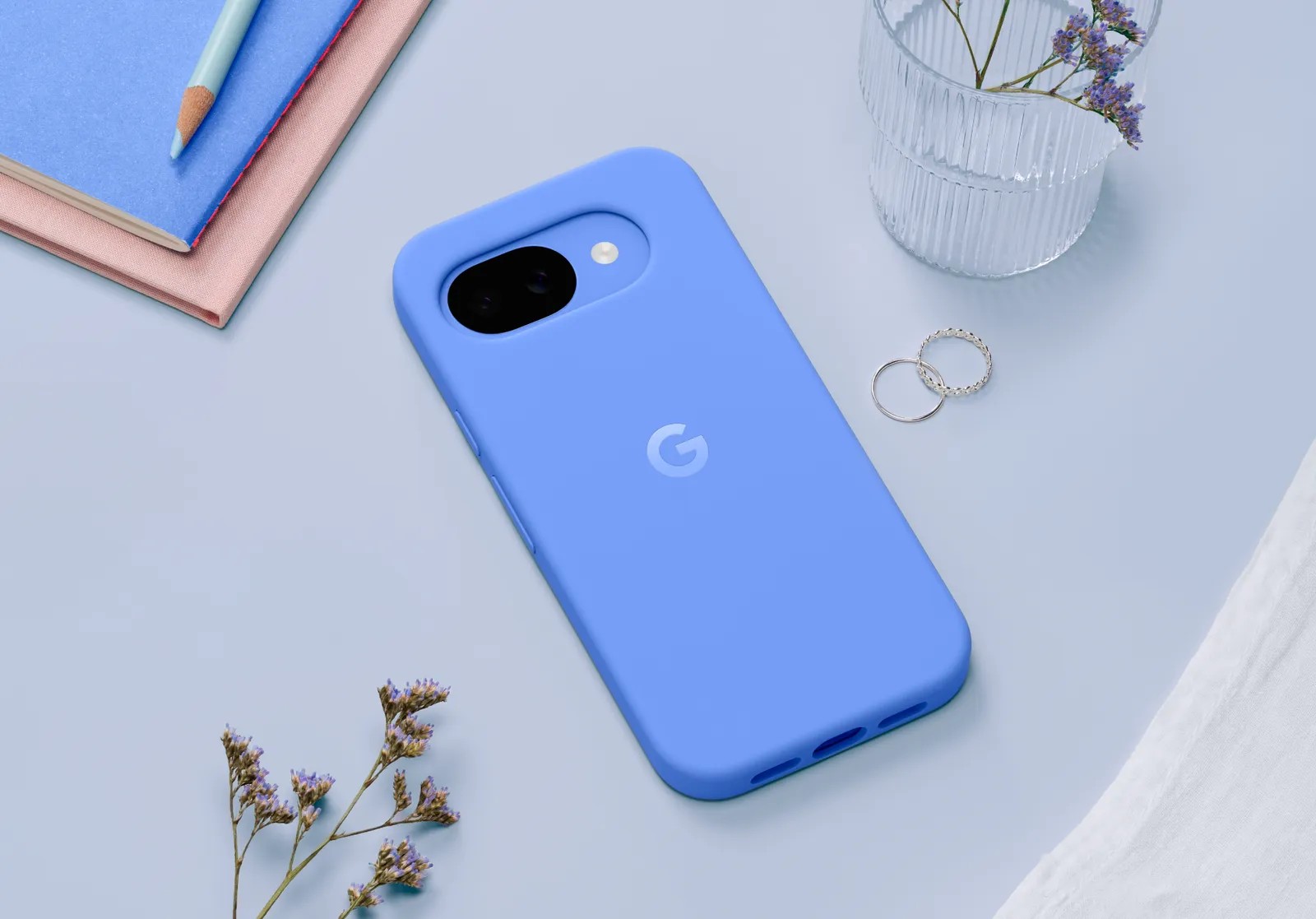 Google Pixel 10a s oficiálním pouzdrem – produktová fotografie Google