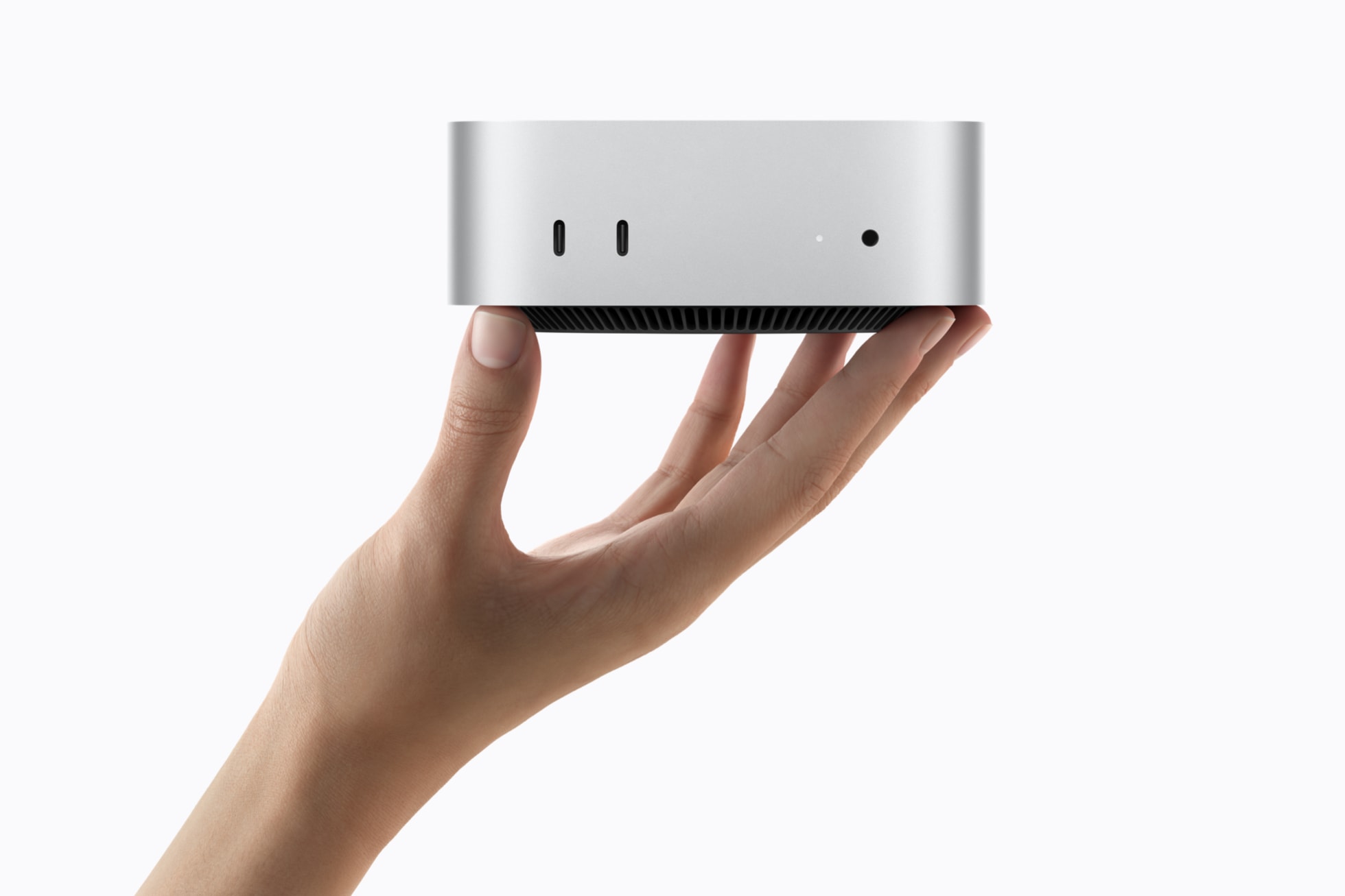 Mac mini s čipem Apple M6 na stole vedle klávesnice a myši
