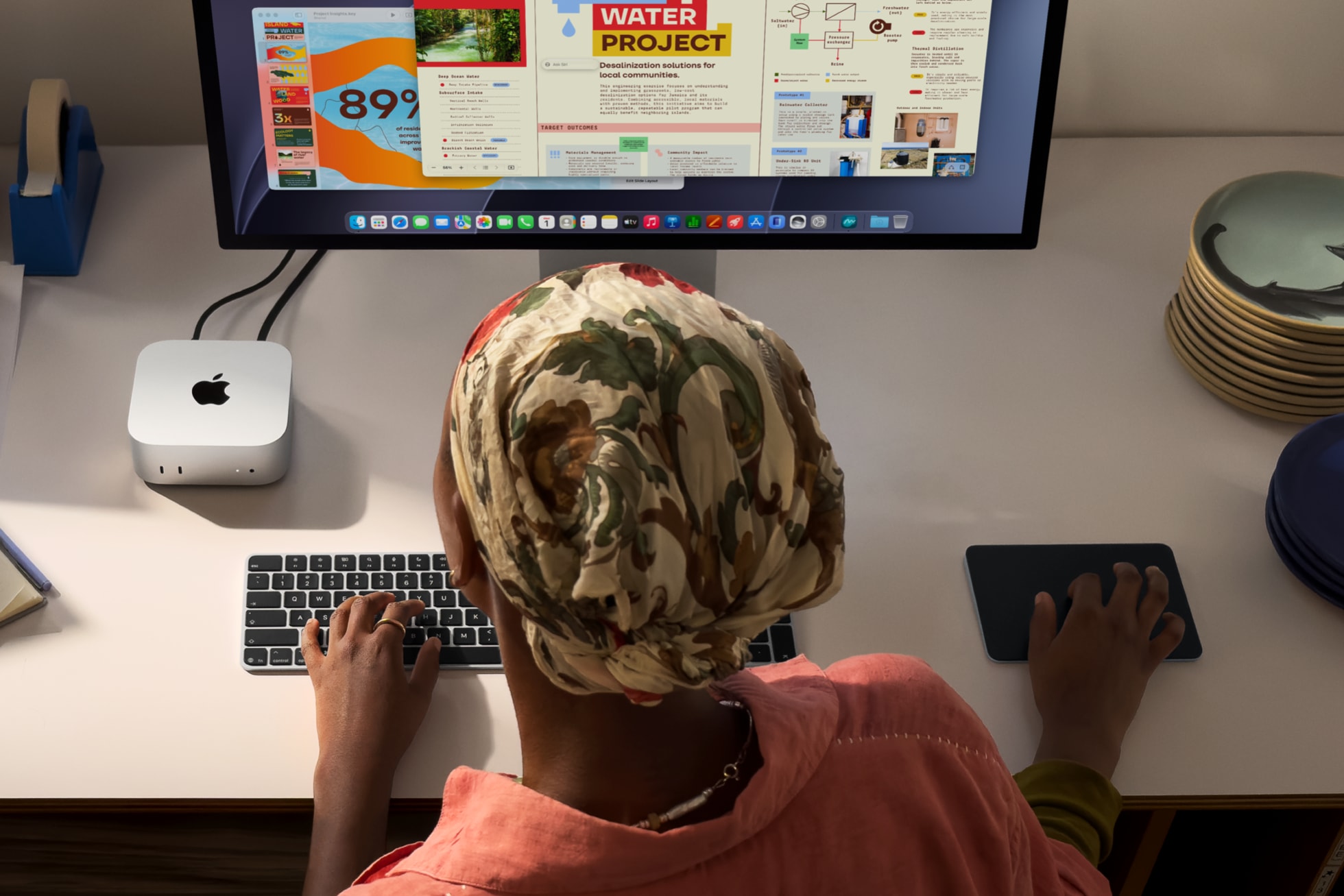 Mac mini M6 v domácí pracovní sestavě s monitorem a klávesnicí
